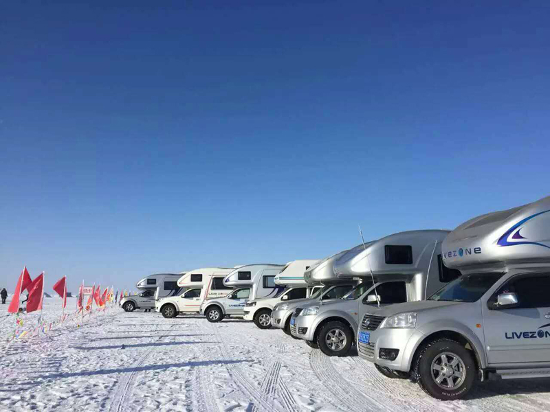 踏雪前行，房車也能雪地越野